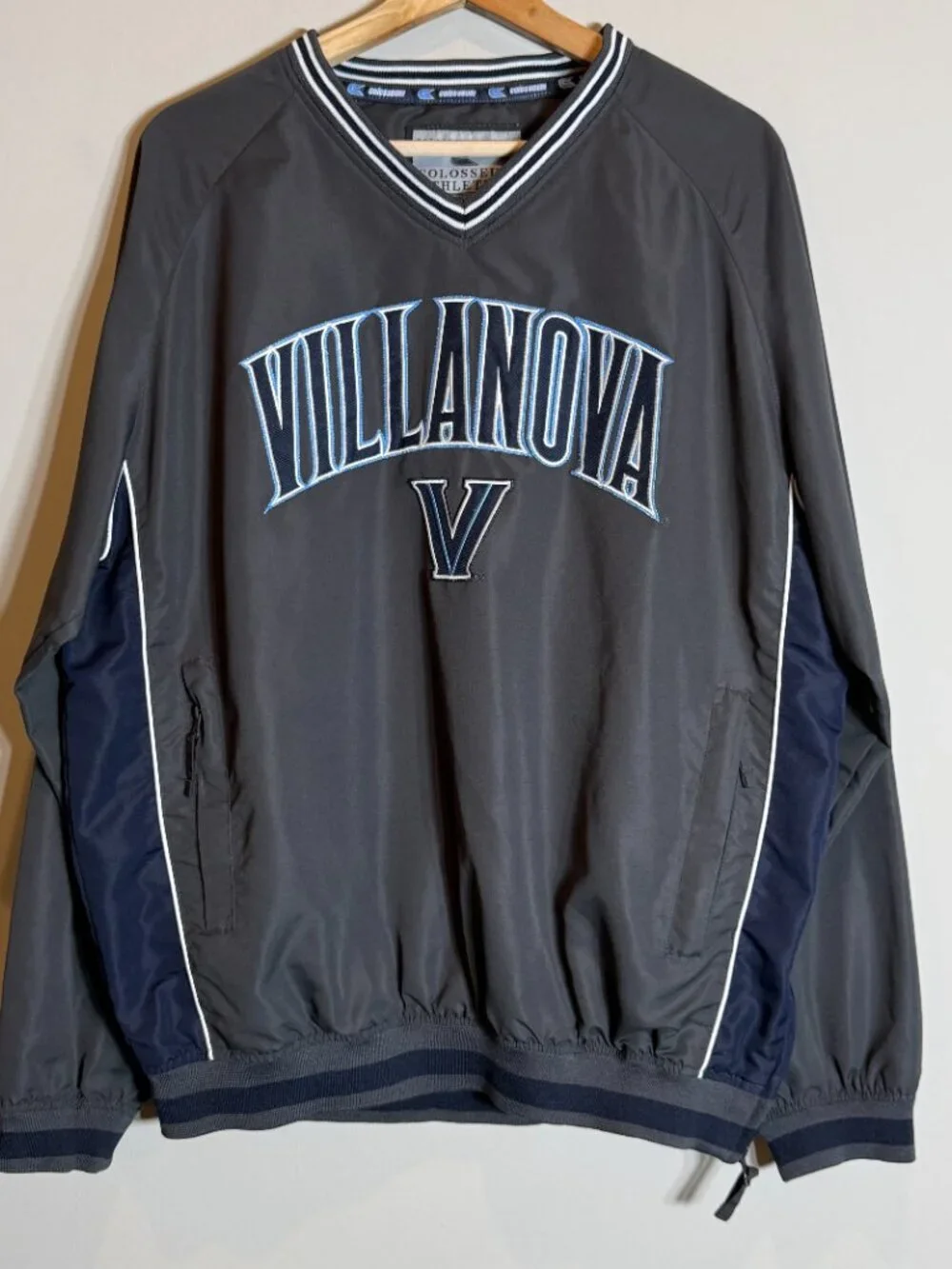 Villanova University Wildcats V-Neck Windbreaker Jacket Men's Medium Gray Sports